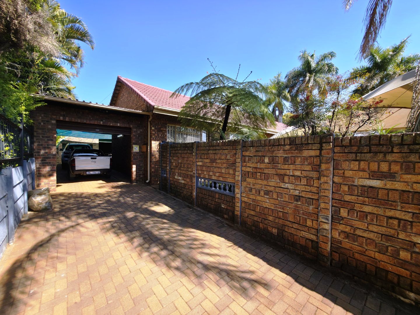 Large four bedroom house in Dorandia for sale