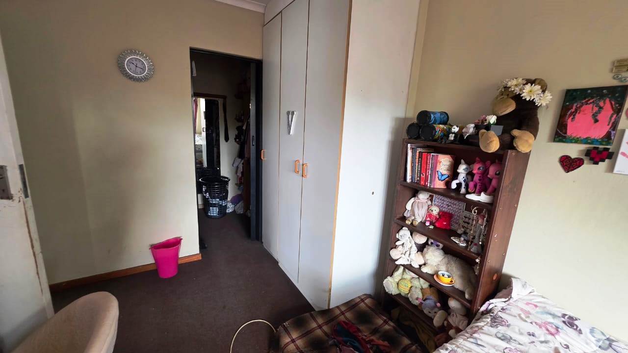 No levy Duet for sale in old Doornpoort area