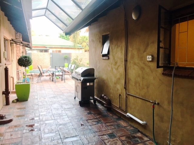 Three bedroom (five) house with pool for sale