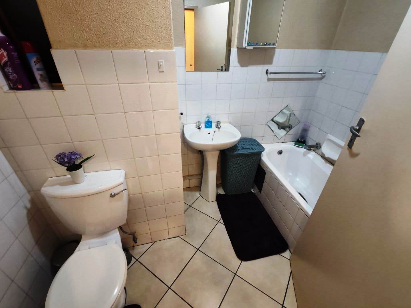 Large two bedroom in Pretoria North for sale