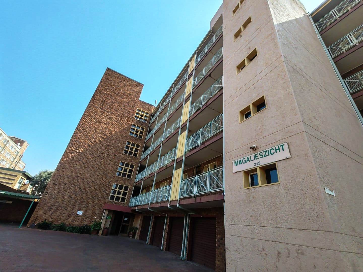 Large two bedroom in Pretoria North for sale