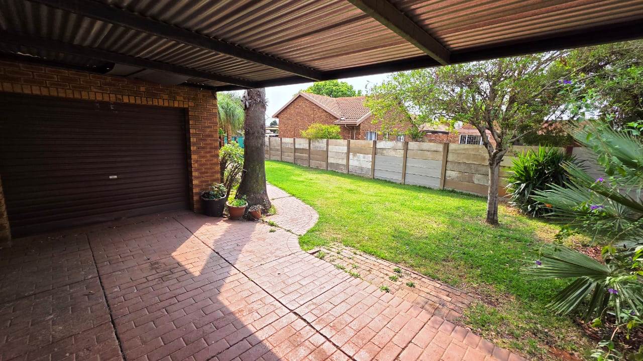 No levy Duet for sale in old Doornpoort area