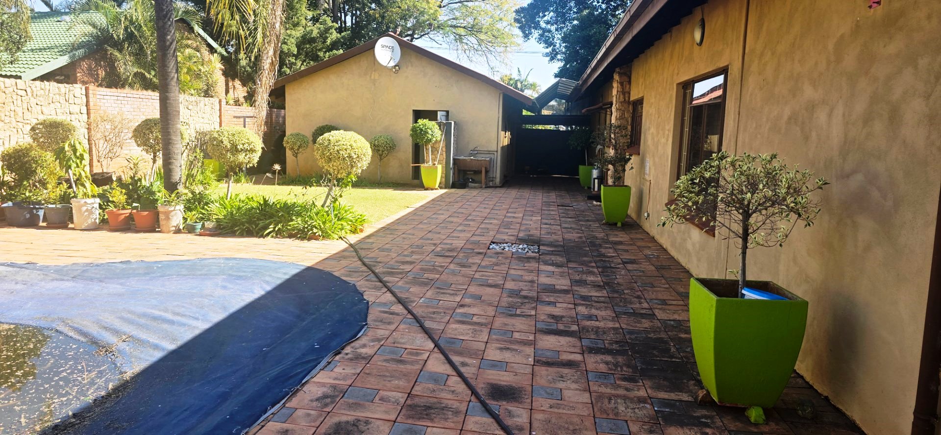 Three bedroom (five) house with pool for sale