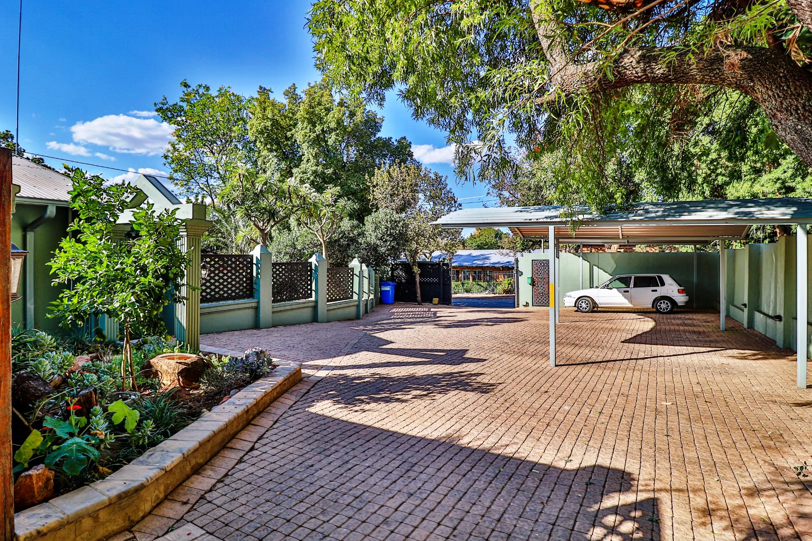 Lovely guest house for sale in Pretoria North