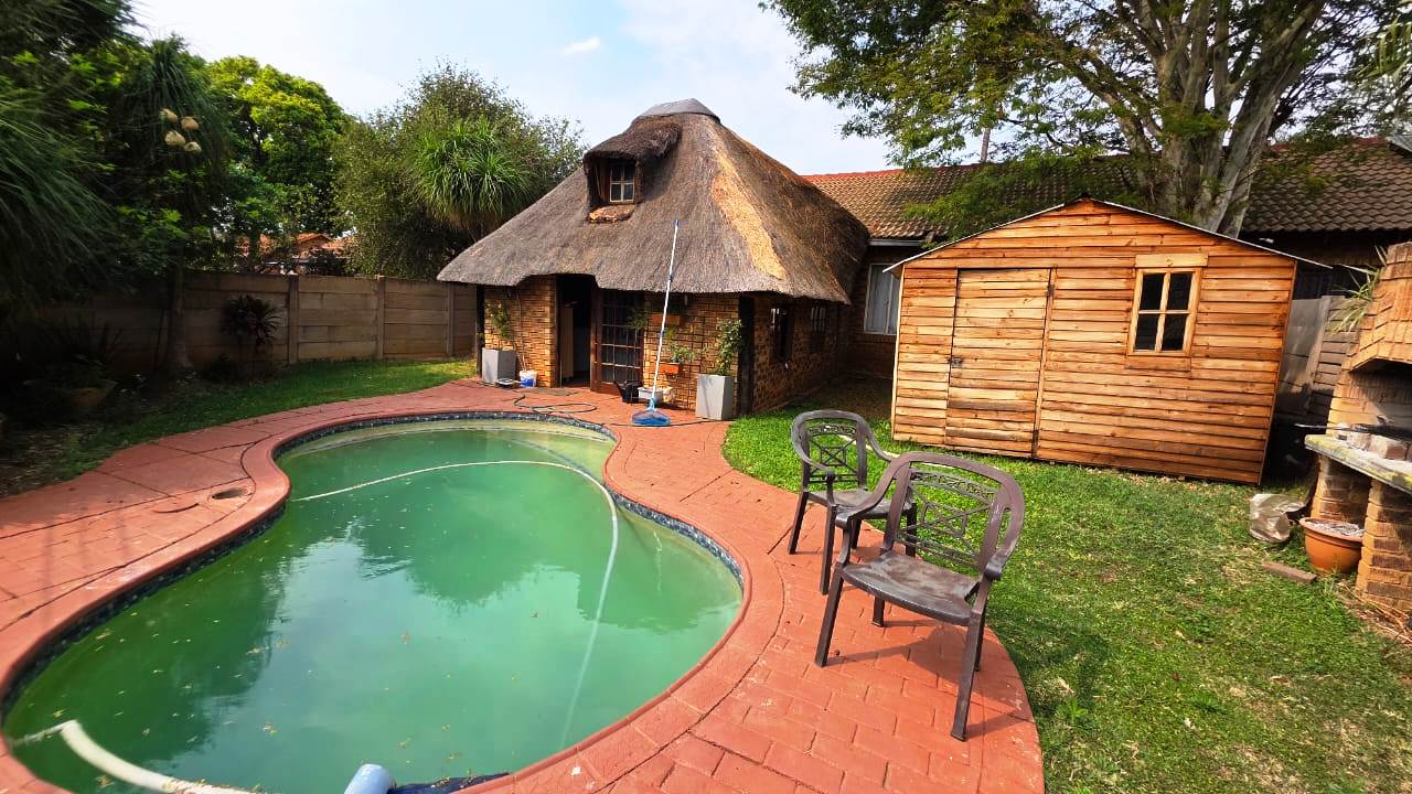 No levy Duet for sale in old Doornpoort area