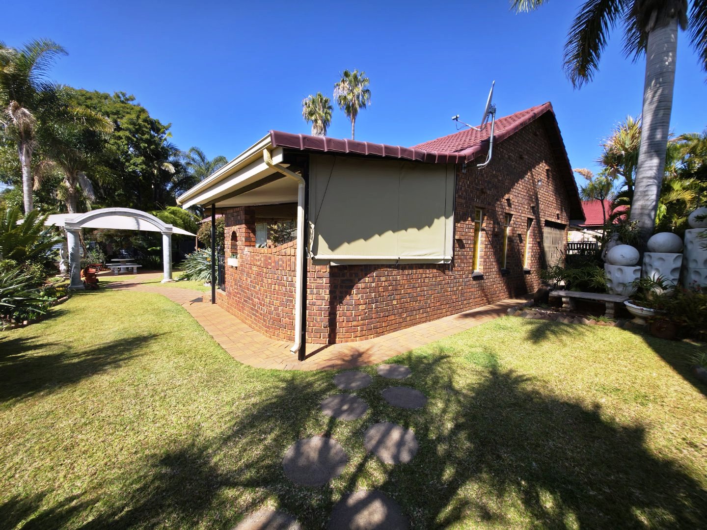 Large four bedroom house in Dorandia for sale