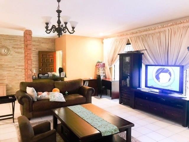 Three bedroom (five) house with pool for sale