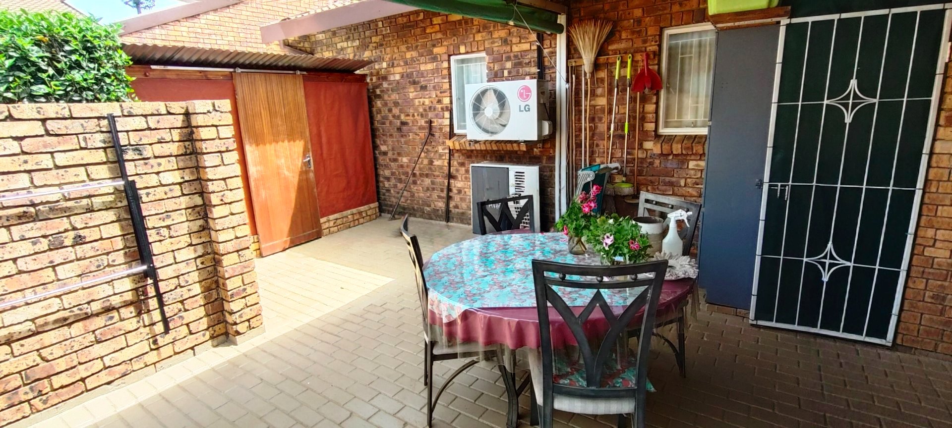 Three bedroom for sale in Clarina over fifty