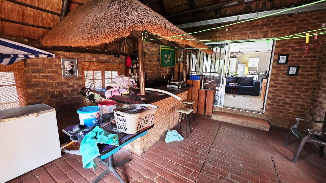 No levy Duet for sale in old Doornpoort area