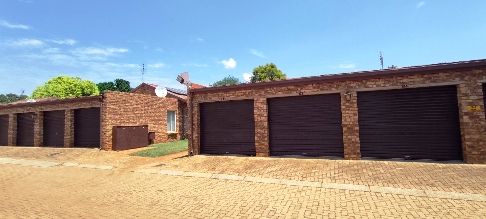 Three bedroom for sale in Clarina over fifty