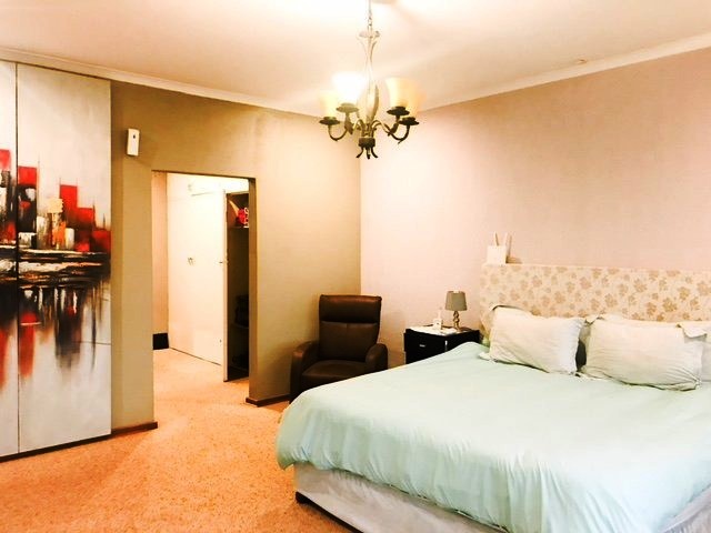 Three bedroom (five) house with pool for sale