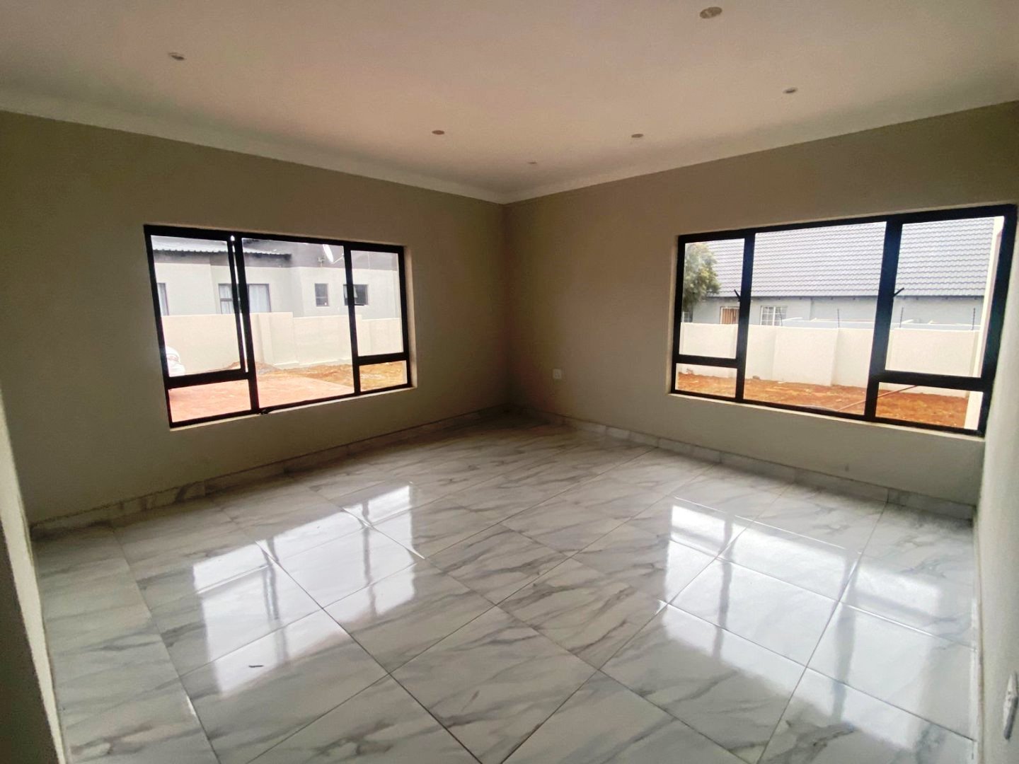 Modern four bedroom in Amandasig for sale