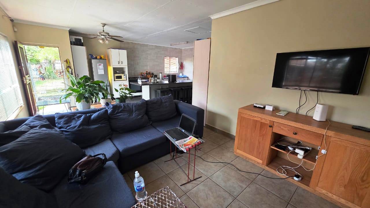 No levy Duet for sale in old Doornpoort area