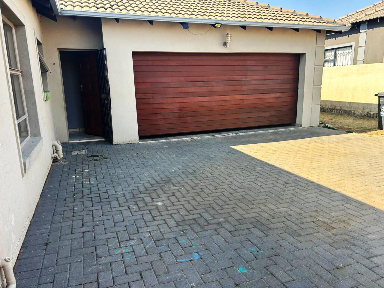 Large stand three bedroom for sale in Heatherview