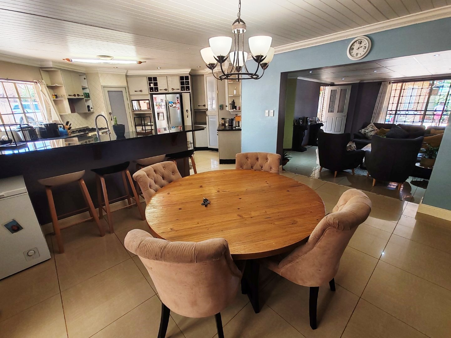 Three bedroom house with four rooms for sale