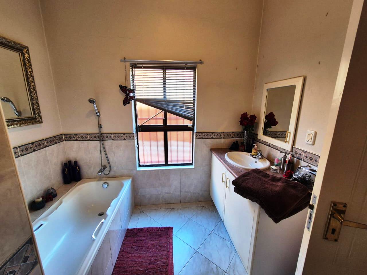 Huge three bedroom for sale in Montana Park