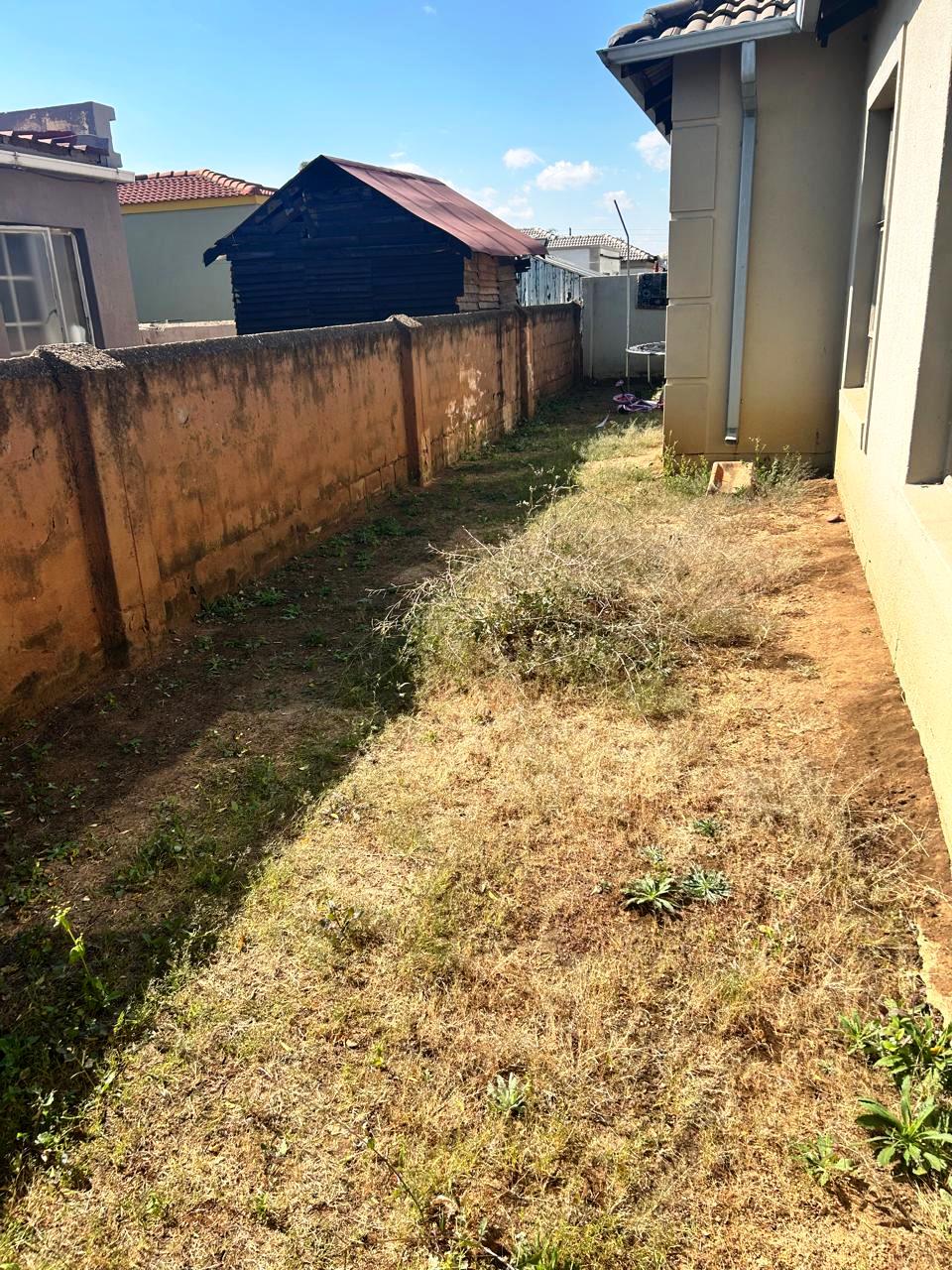 Large stand three bedroom for sale in Heatherview