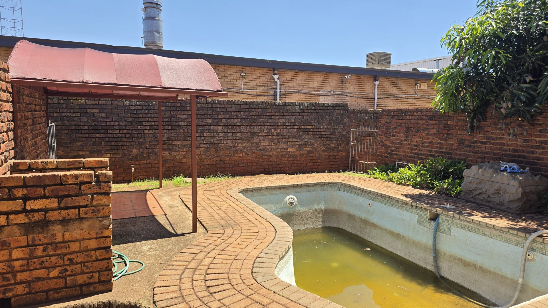 Three bedroom with pool for sale in Orchards
