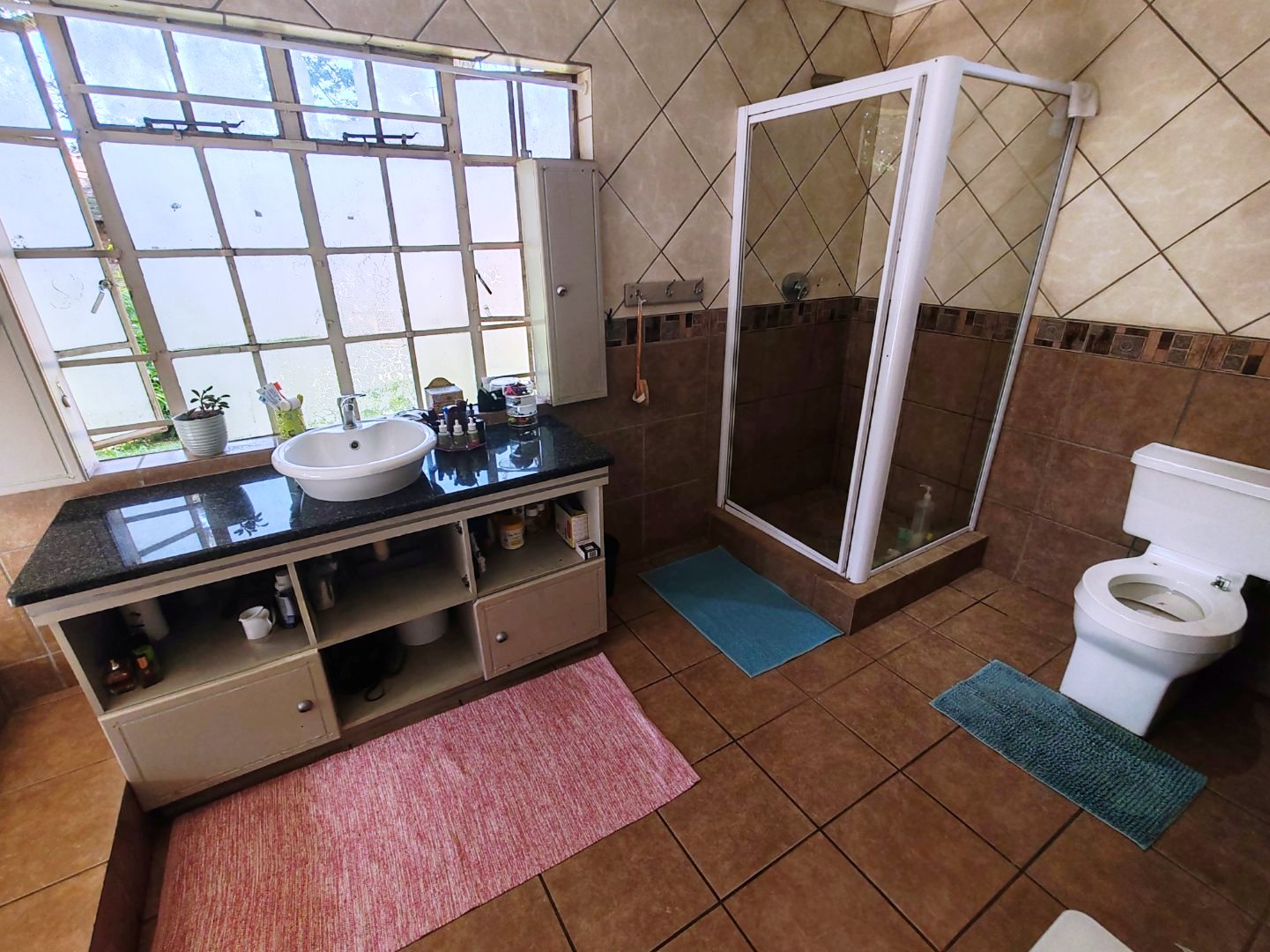 Three bedroom house with four rooms for sale