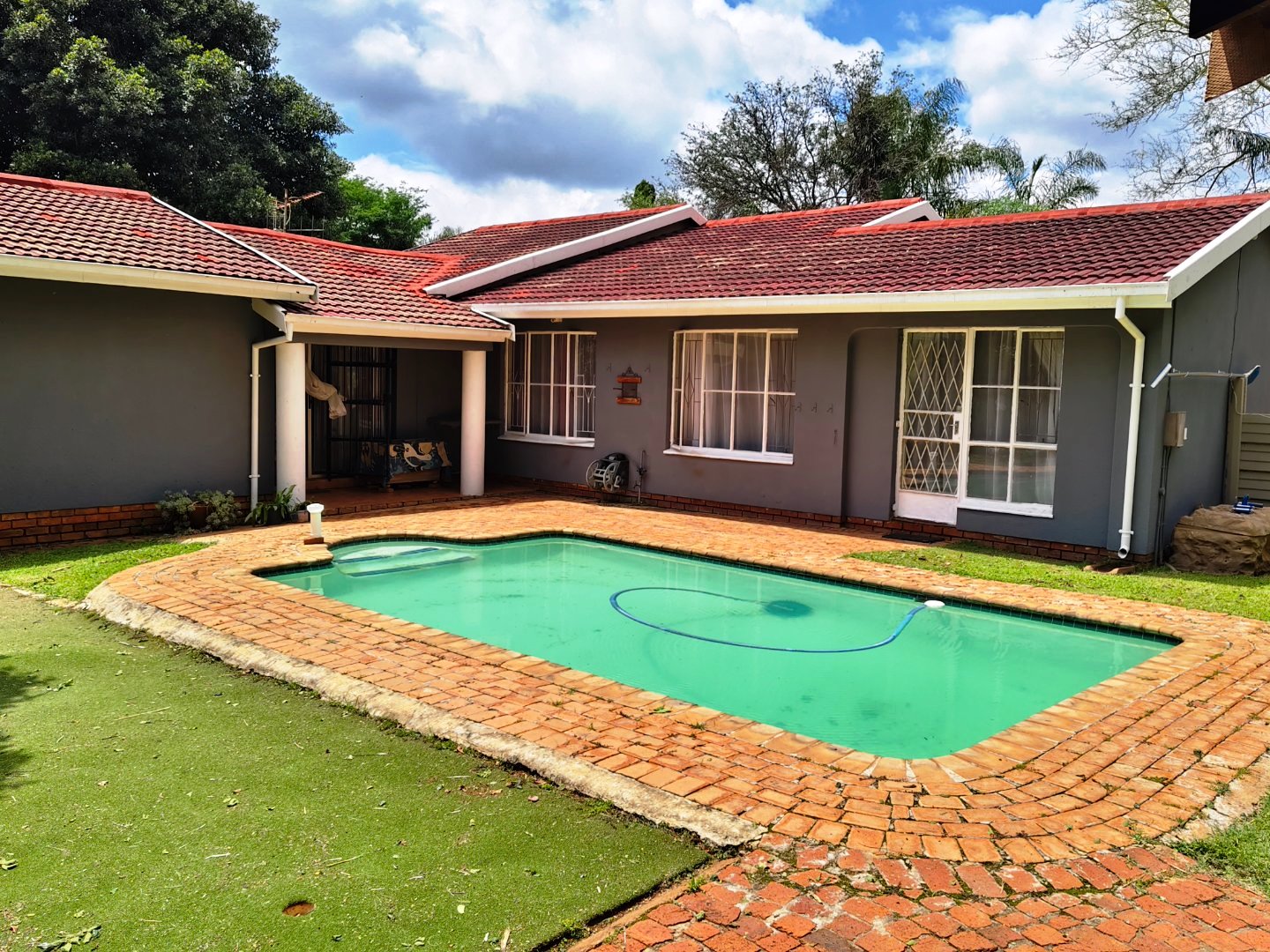 Three bedroom for sale in old Doornpoort