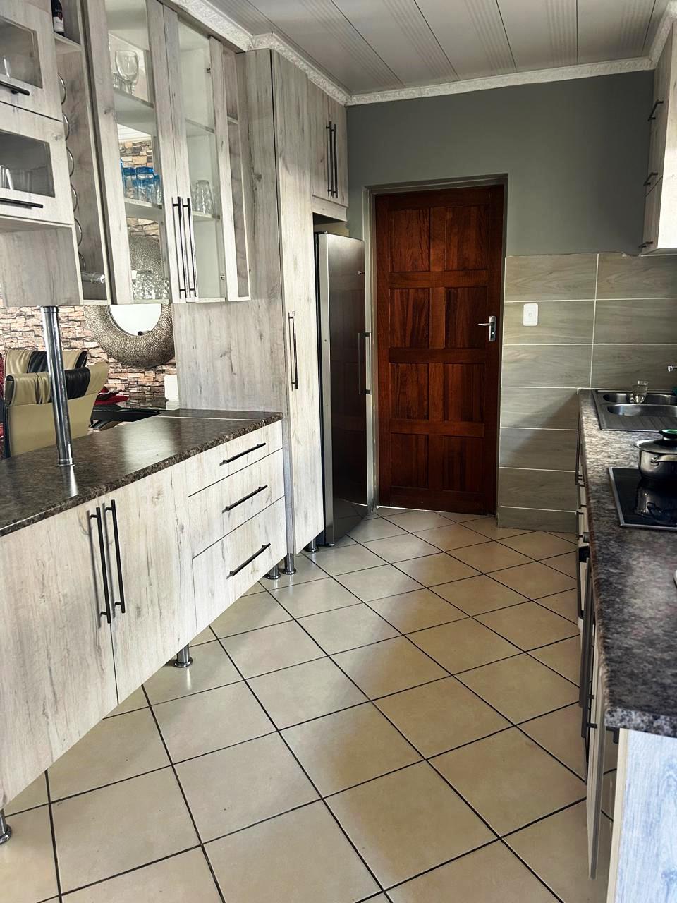 Large stand three bedroom for sale in Heatherview