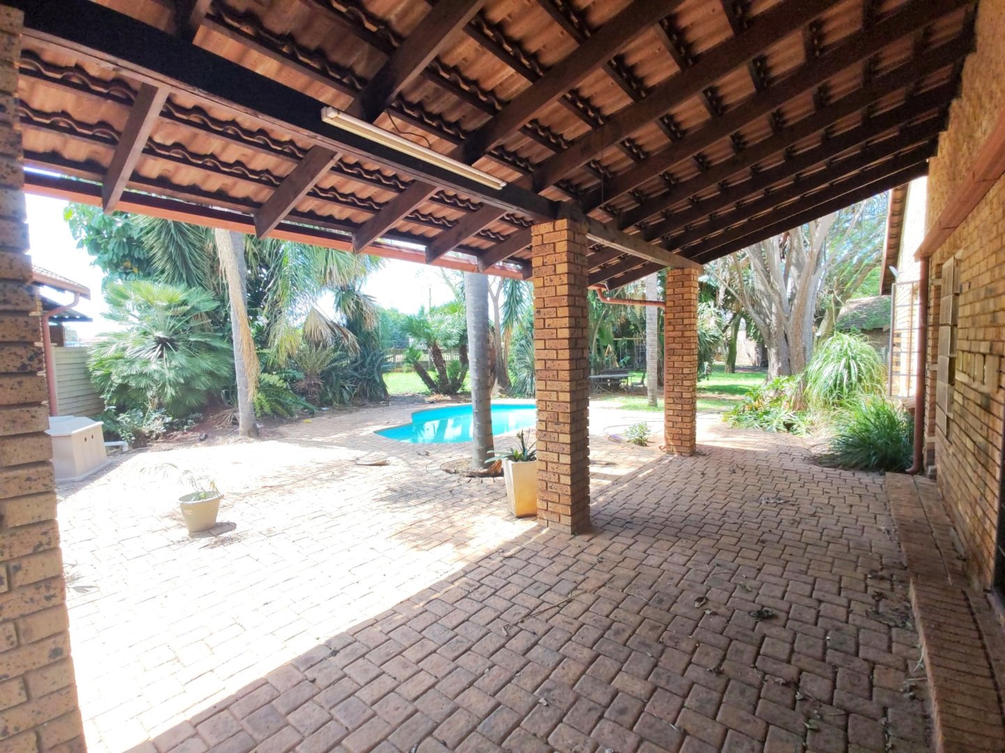 Three bedroom house with four rooms for sale