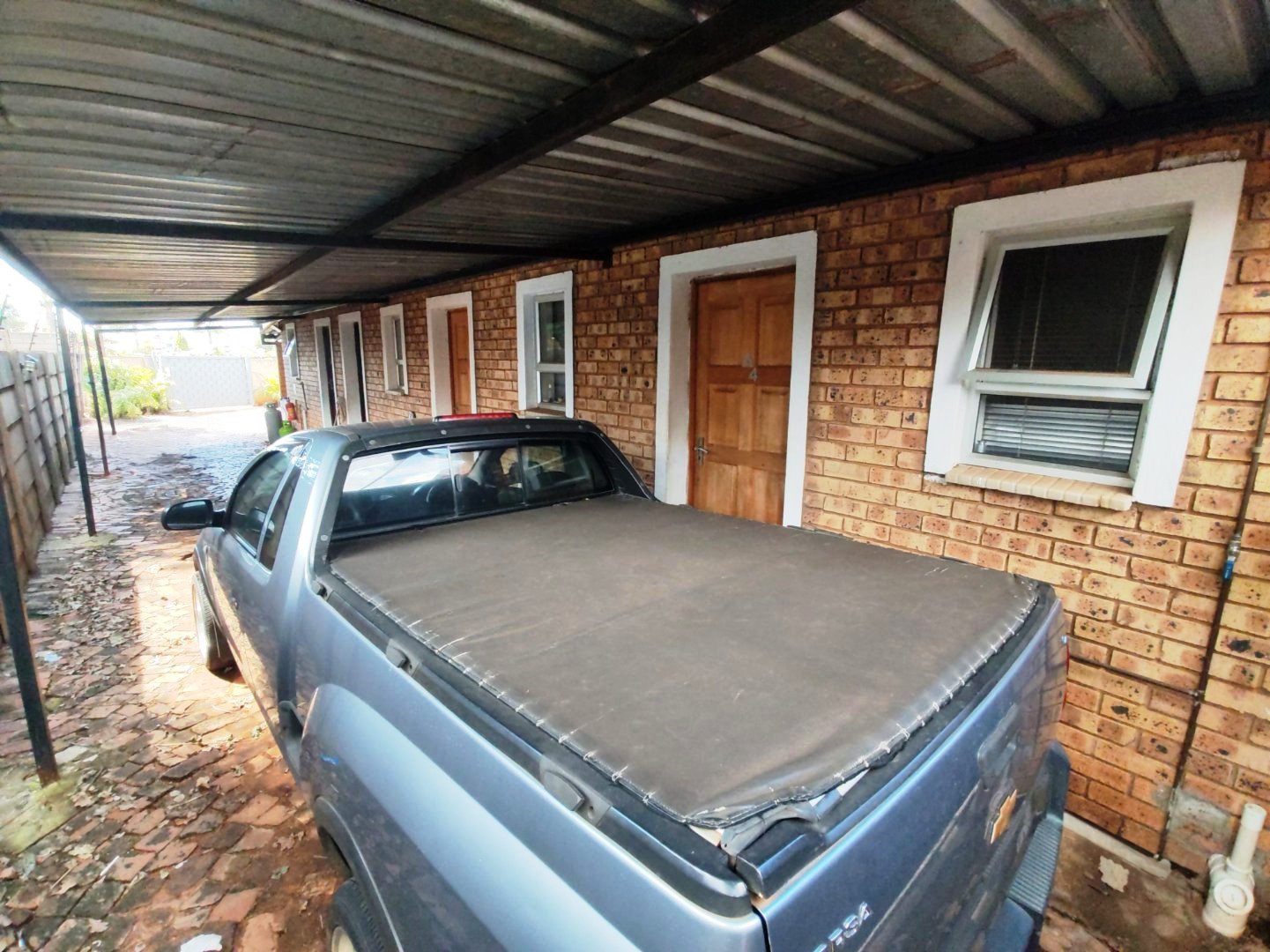 Three bedroom house with four rooms for sale