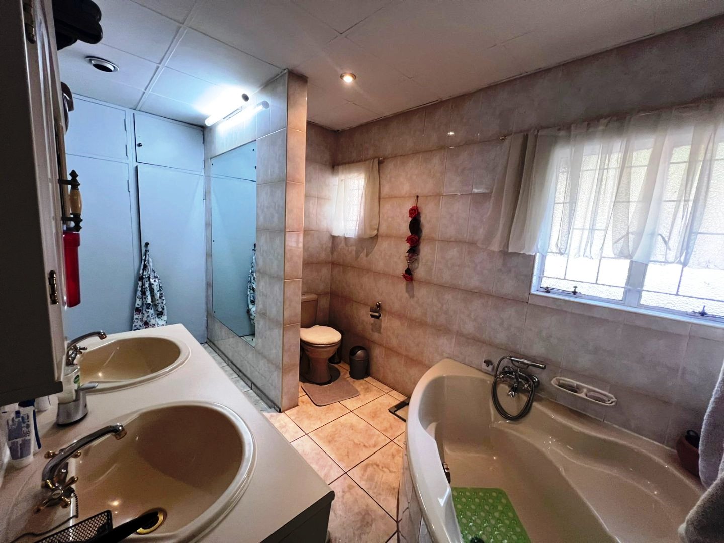 Four bedroom house for sale in Magalieskruin