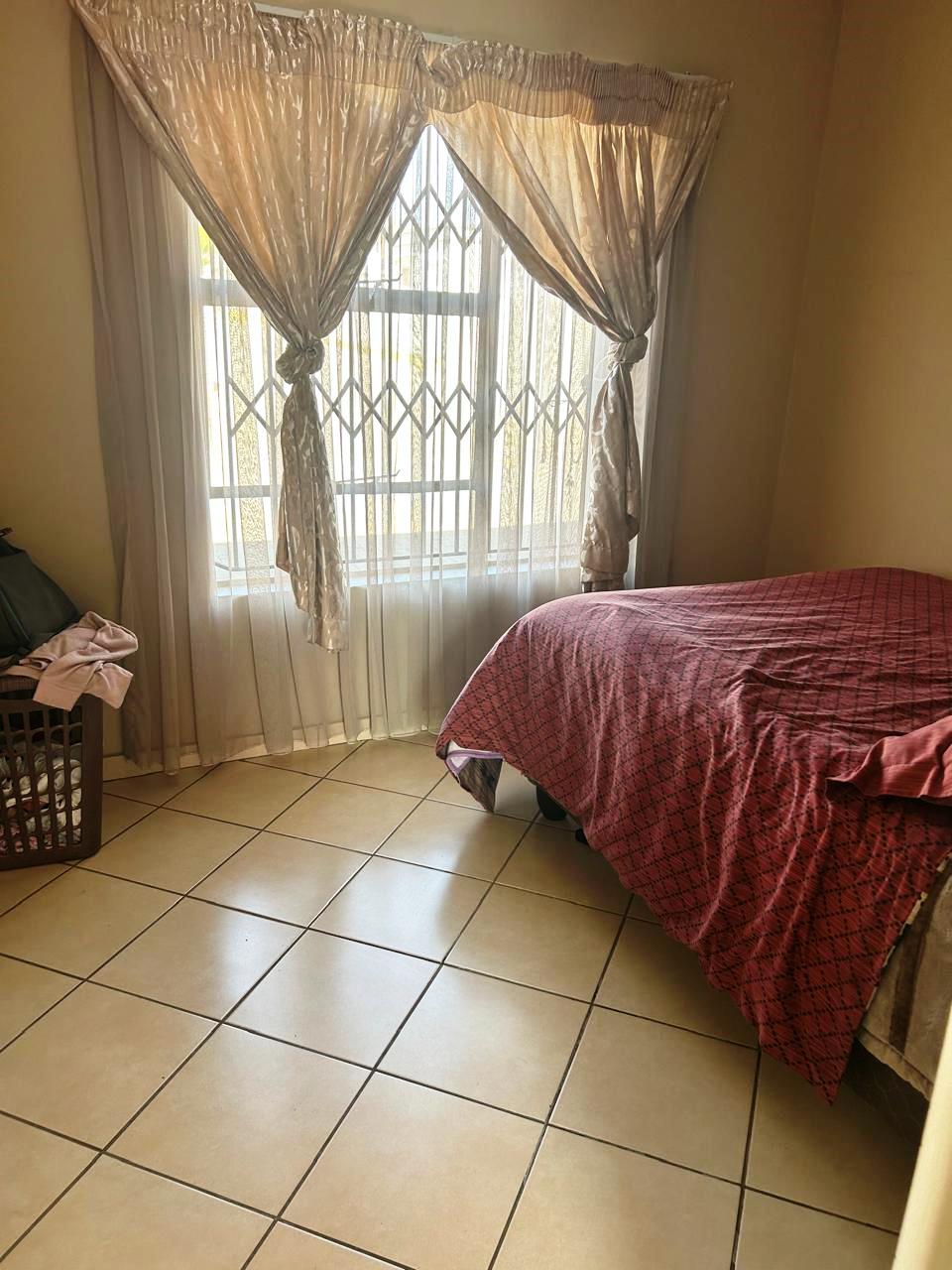 Large stand three bedroom for sale in Heatherview