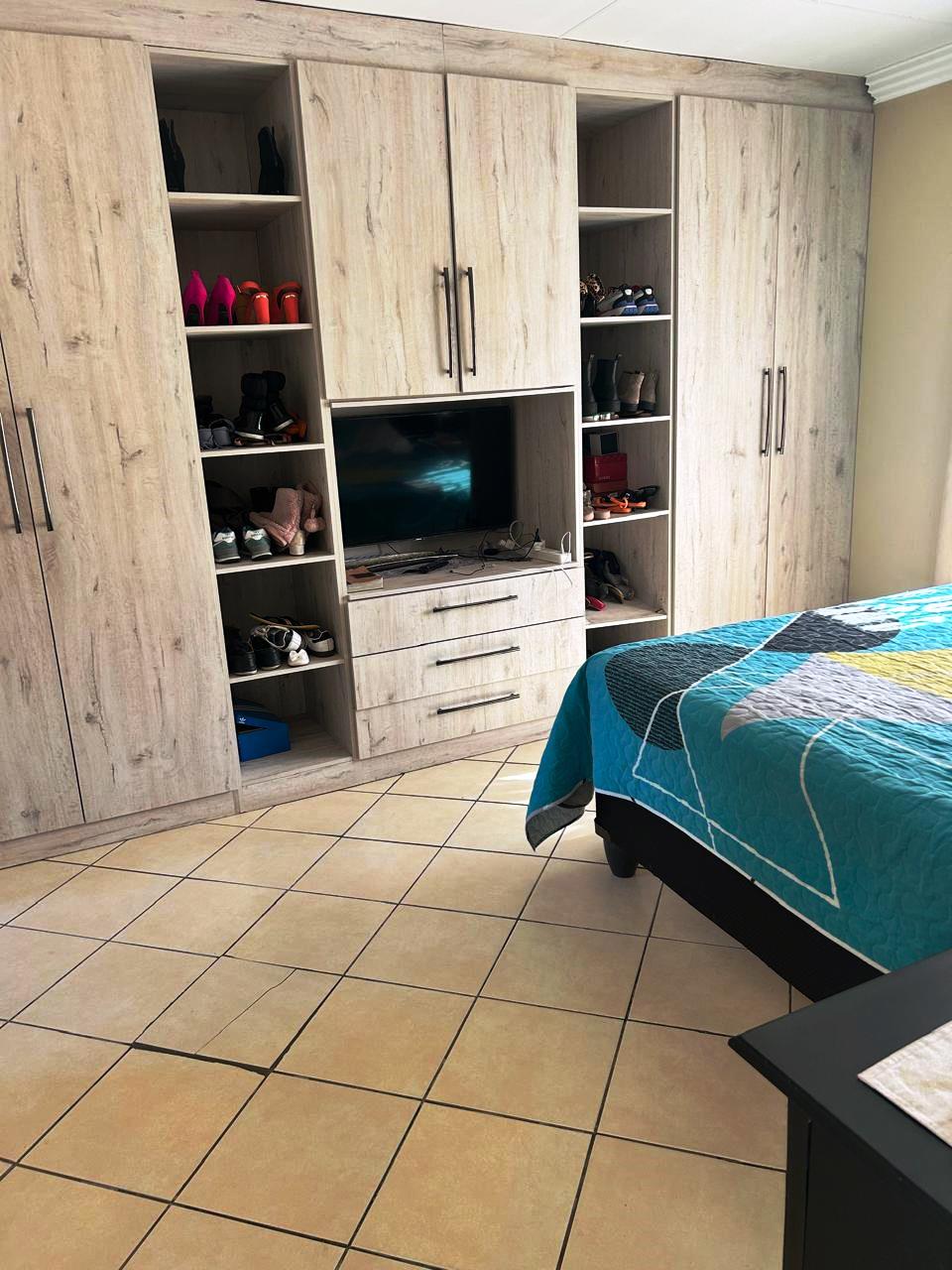 Large stand three bedroom for sale in Heatherview