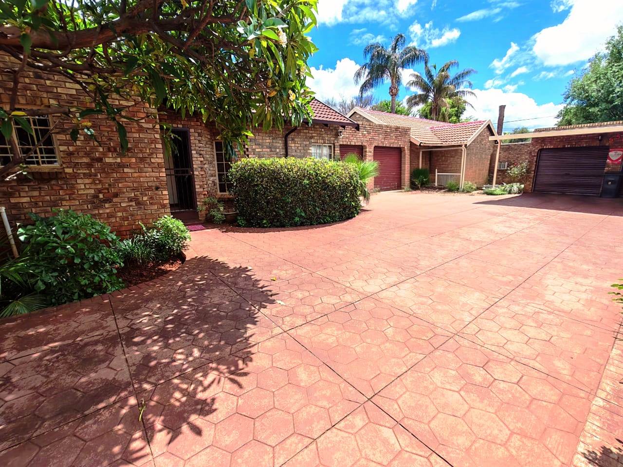 Large three bedroom duet for sale in Sinoville