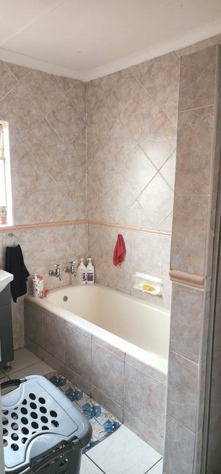 Three bedroom house for sale in Sinoville