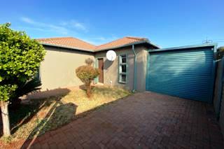 Three bedroom for sale in the Orchards