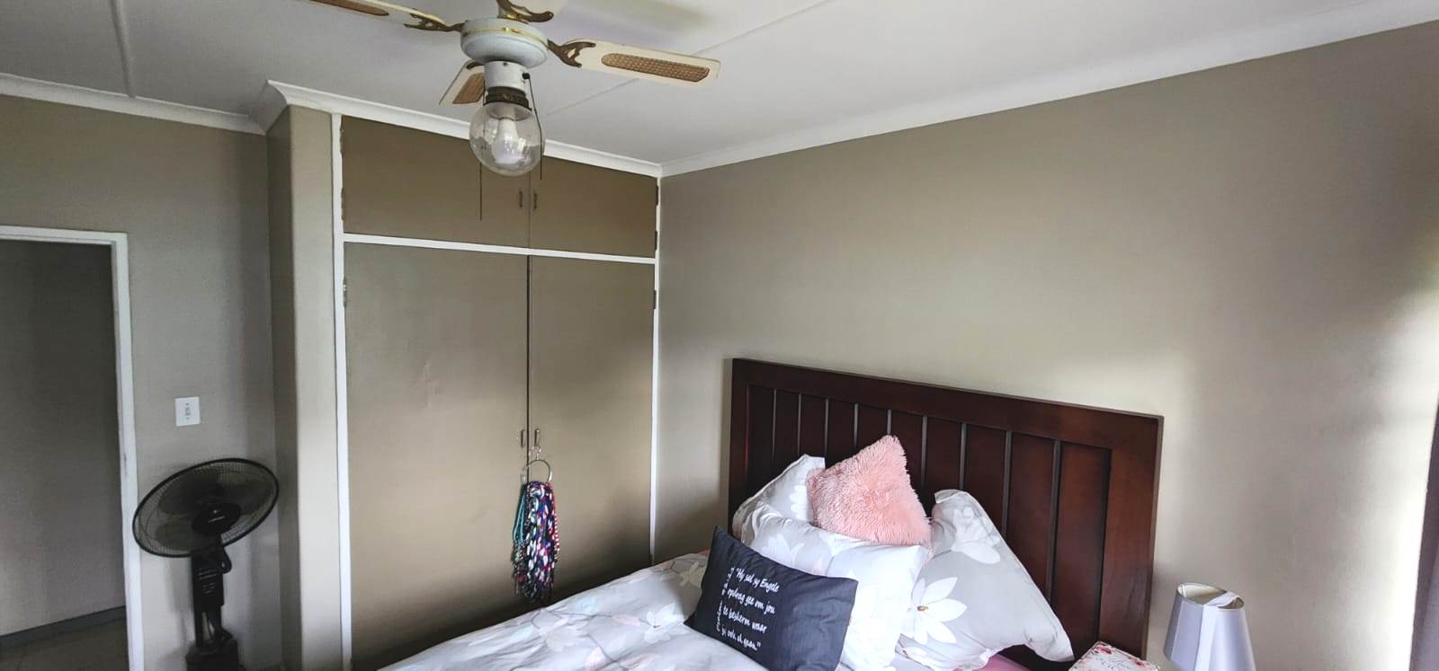 Three bedroom house for sale in Sinoville