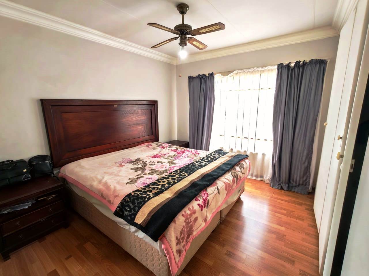 Large three bedroom duet for sale in Sinoville