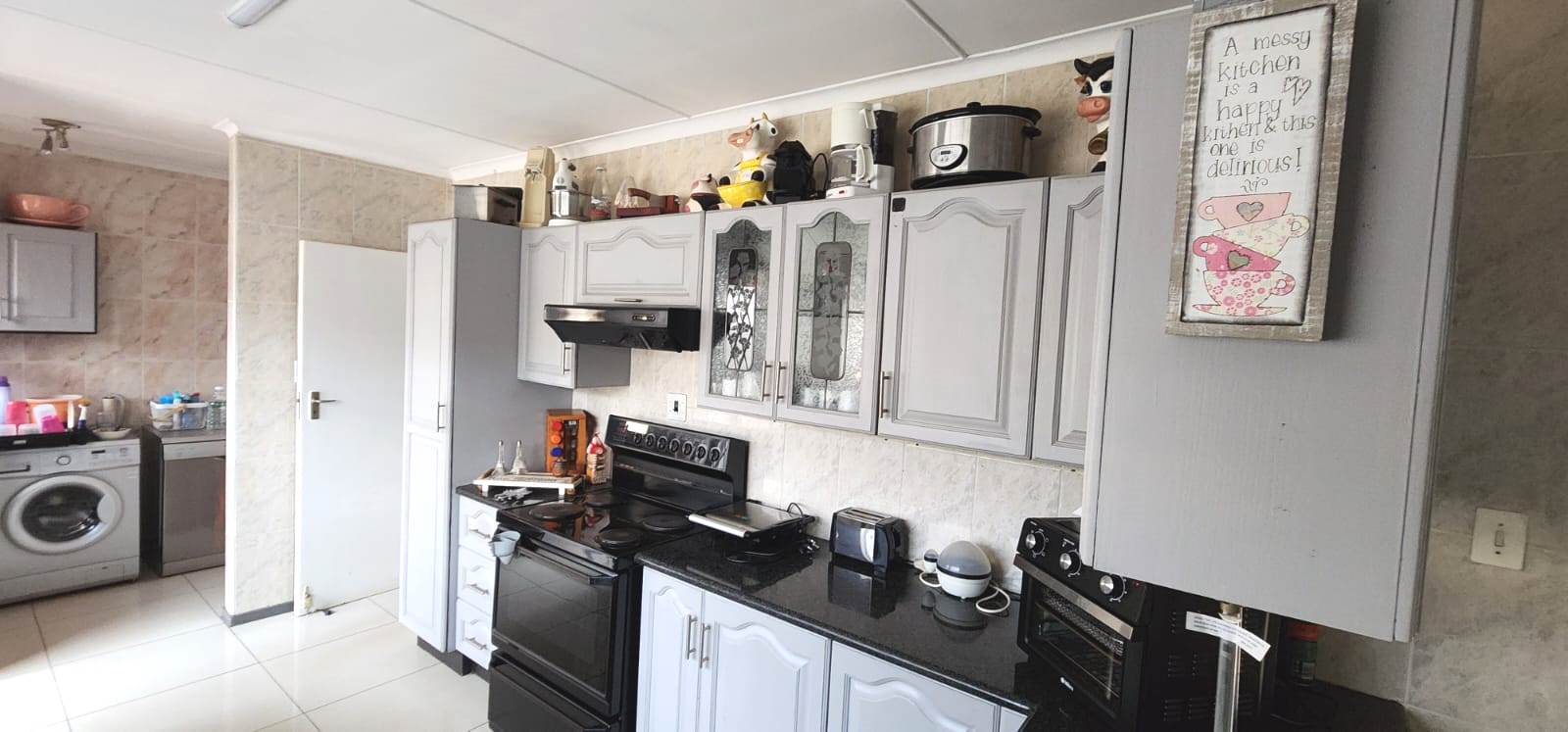 Three bedroom house for sale in Sinoville