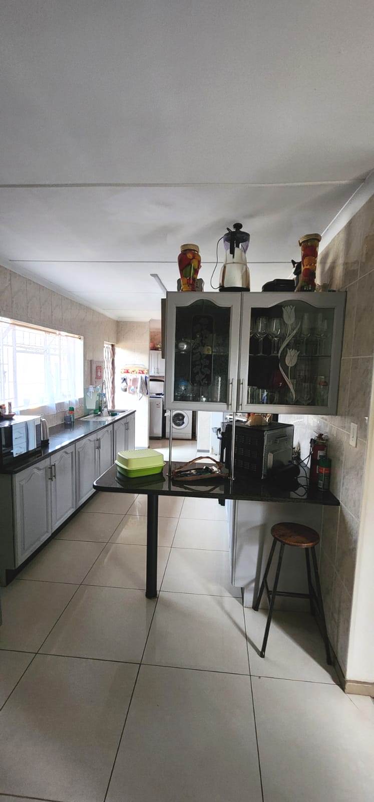 Three bedroom house for sale in Sinoville