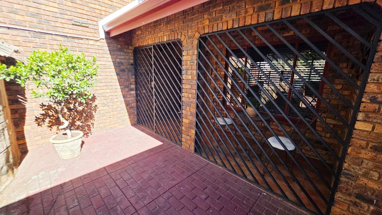 Three bedroom for sale in old Doornpoort