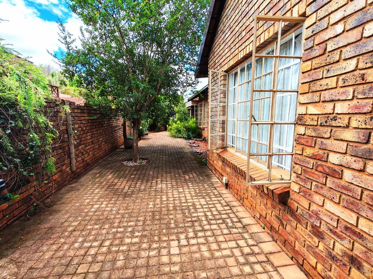 Large three bedroom duet for sale in Sinoville