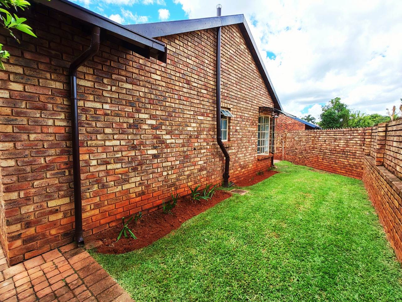 Large three bedroom duet for sale in Sinoville