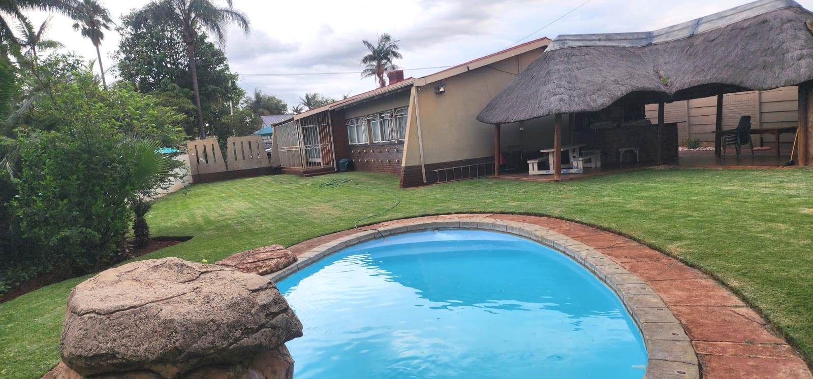 Three bedroom house for sale in Sinoville