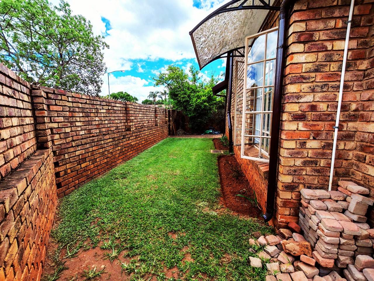 Large three bedroom duet for sale in Sinoville