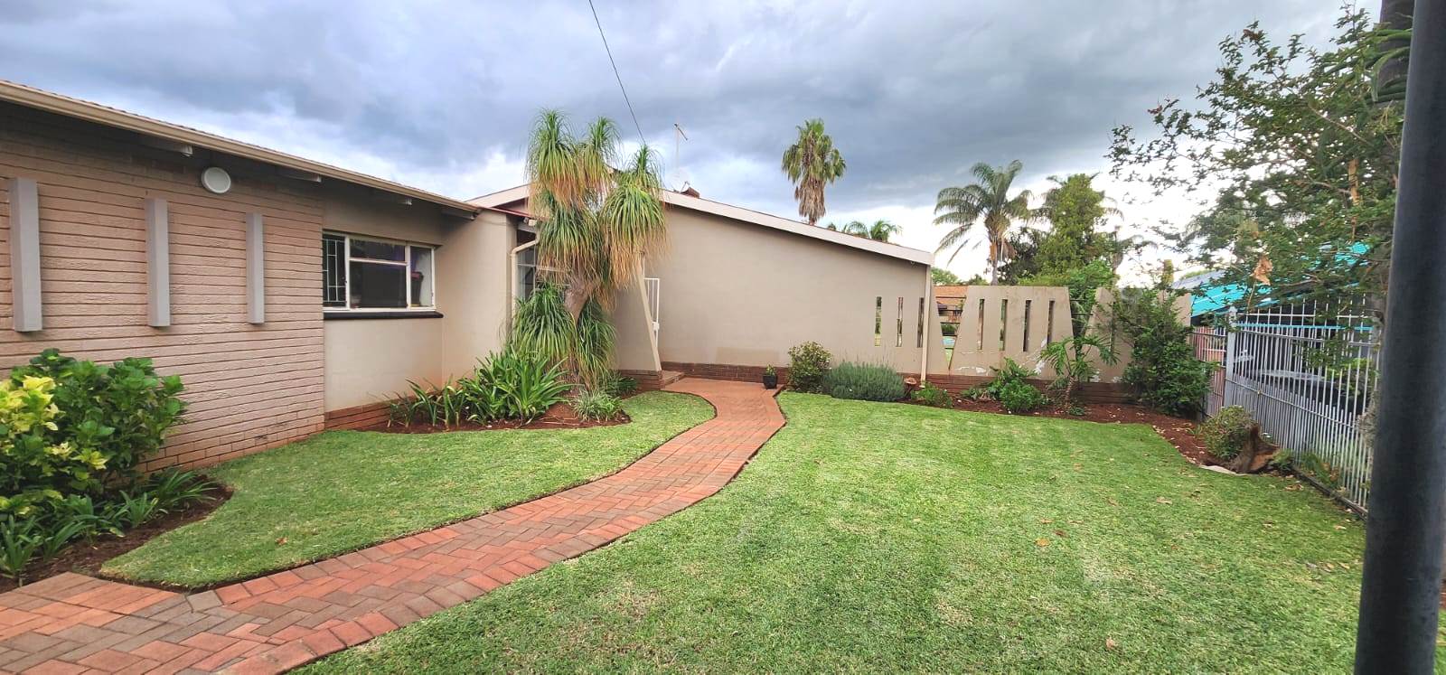 Three bedroom house for sale in Sinoville