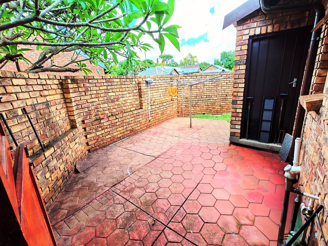 Large three bedroom duet for sale in Sinoville