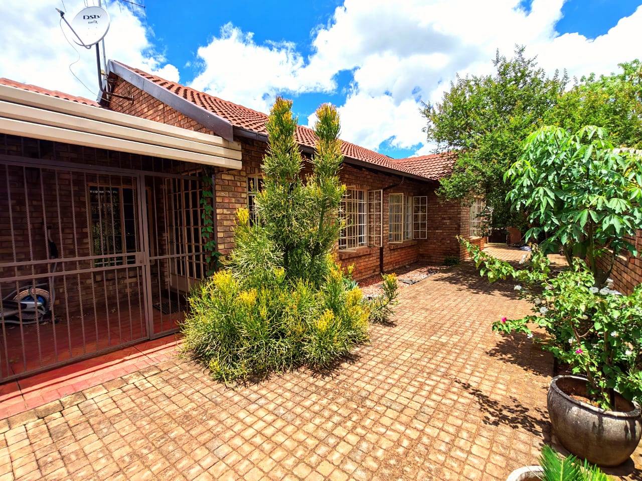 Large three bedroom duet for sale in Sinoville