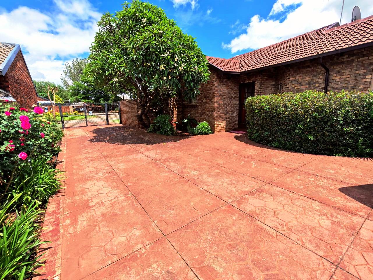 Large three bedroom duet for sale in Sinoville