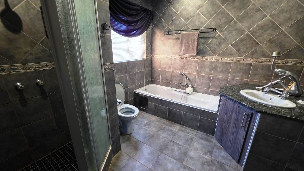 Three bedroom for sale in old Doornpoort