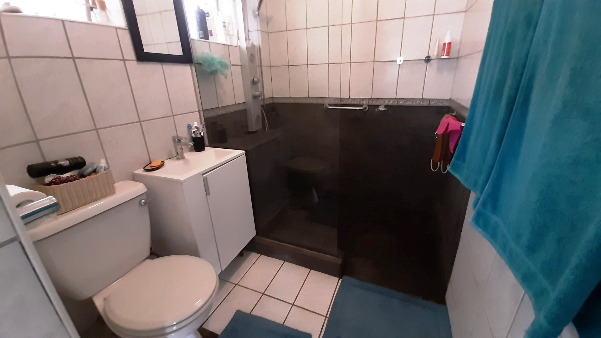 Large three bedroom house for sale in Florauna