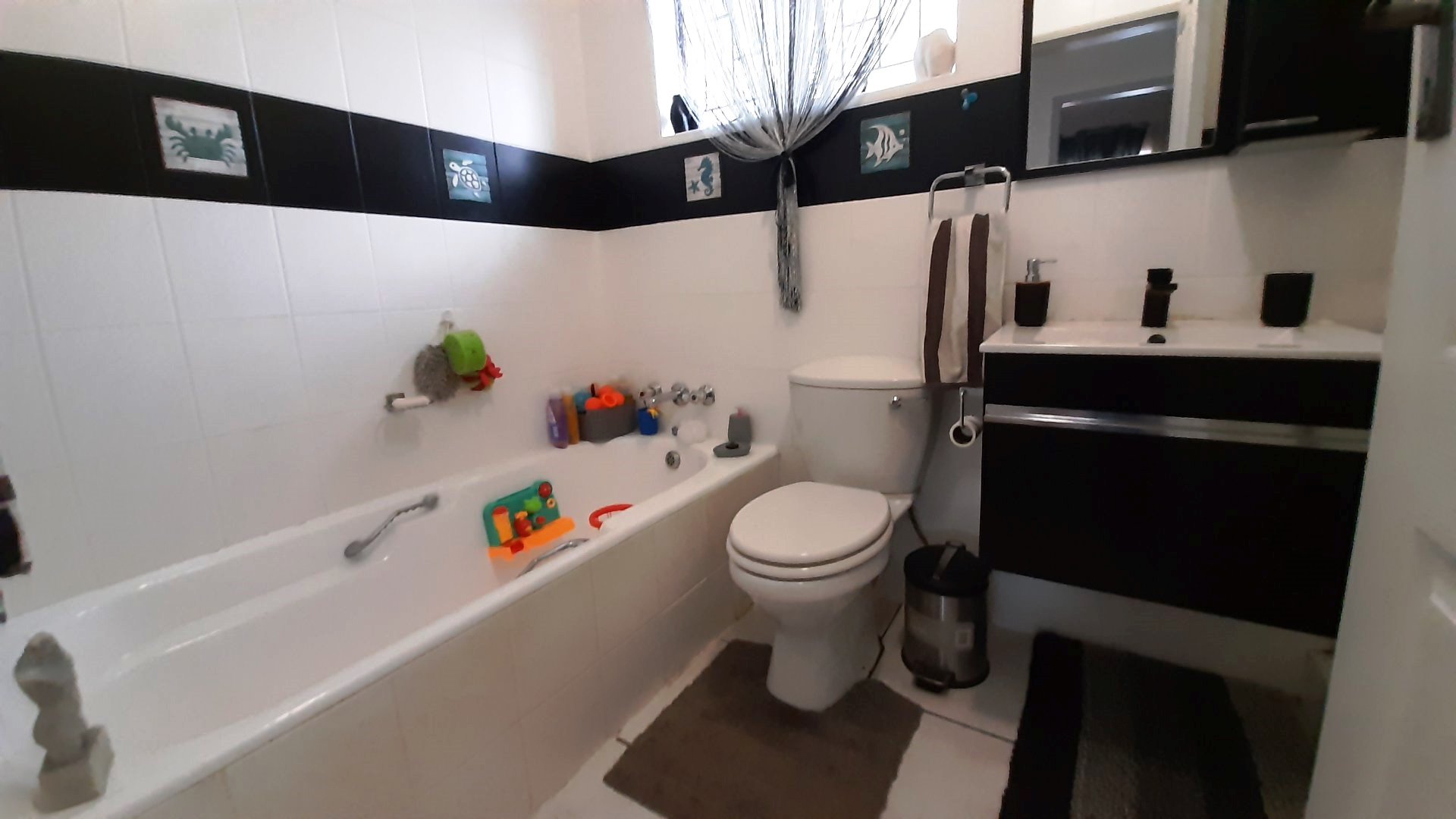 Large three bedroom house for sale in Florauna