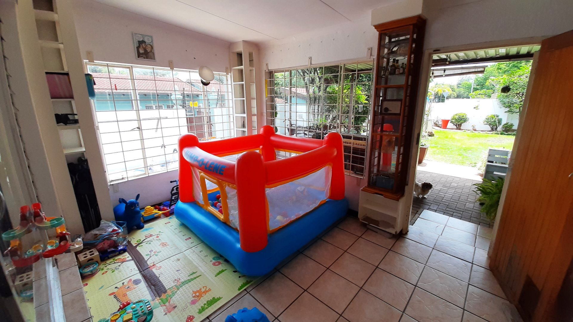 Large three bedroom house for sale in Florauna